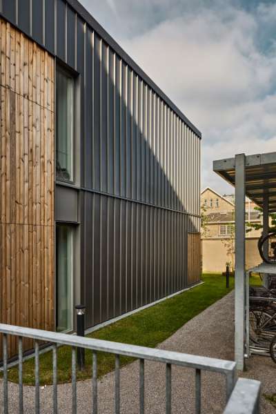 Steel profiles and wood united on the façade of modern homes in Aalborg, Badehusvej 1, 9000 Aalborg